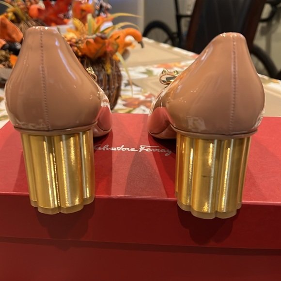 Salvatore Ferragamo Capua 55 round toe gold heel with gold studs on bow - Picture 7 of 10